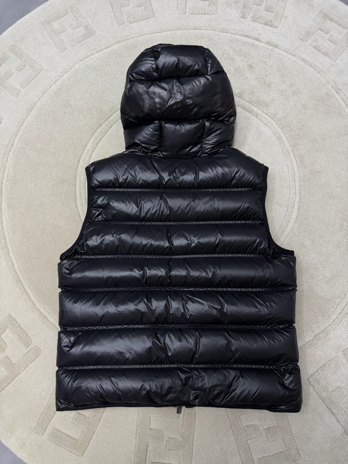 Moncler Mon Classic ， 80 Paninari 。 ，Classic ， ， 。 ， ， ， 。 Moncler Classic ， ， ， ， 、 。 ：100% ：100% ：90% 10% ： ， ， ： 、 、 、 、 、 、 size：123456